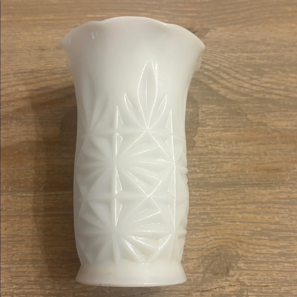 Elegant  Vase Vintage Hazel Atlas Milk Glass Starburst Pattern Ruffle Edge